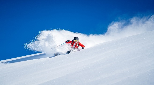 Skier w chmurze śniegu